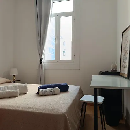 Apartamento Piso Antiguo, Muebles Viejos, Muy Sencillo, Alquilado En Invierno A Estudiantes, Sin Ascensor, Cocina Antigua A Gas, Edificio Muy Antiguo A Coruña